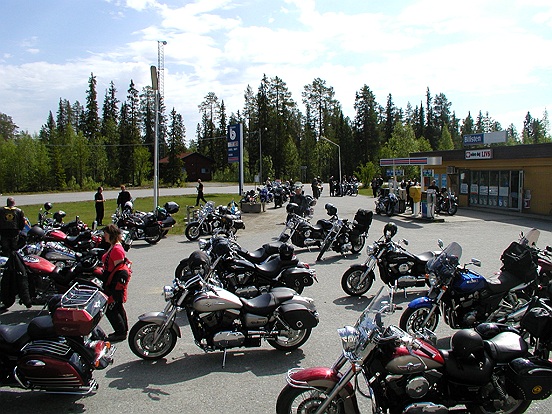 Nationaldagsmorgon Uppe med tuppen, i alla fall vi gamlingar, ungtupparna vill inte gala in den vackra morgonsolen, utan ligger hellre och drar sig en stund.