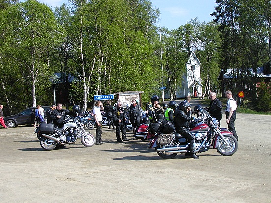 Samling vid trappstegsforsen, drygt 70 motorcyklar av alla tänkbara märken samlades på parkeringen, där vi också tog ett gruppfoto på alla som var med innan vi fortsatte till fjällgården i Saxnäs för