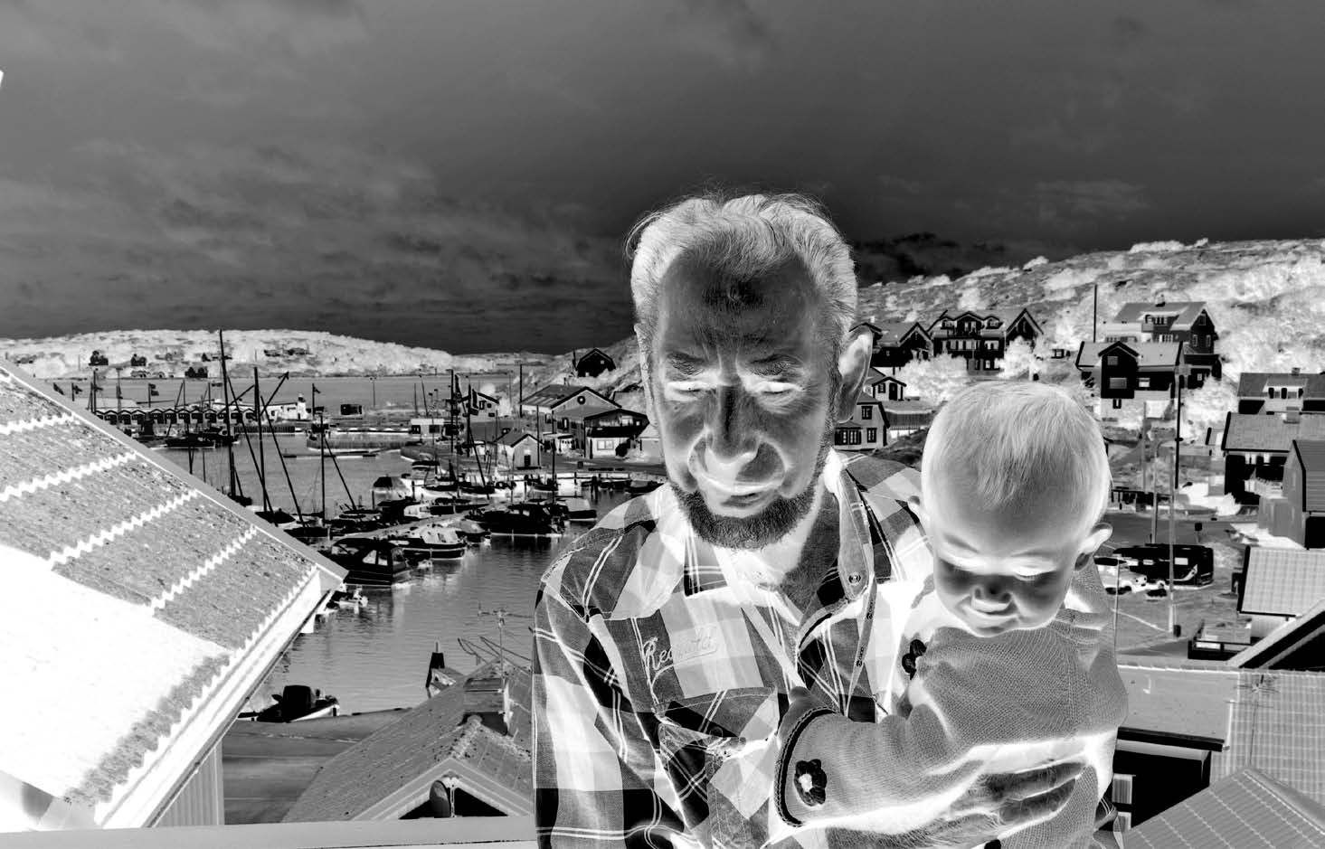 Holmfrid - fiskare, snickare, poet Holmfrid med sitt barnbarnsbarn på balkongen. Holmfrid Johansson är, med sina 92 år, en av de gamla profilerna i Björkö Missionskyrka.