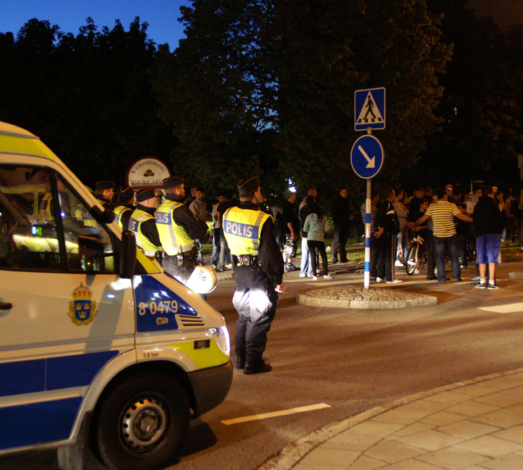 Sociala risker har sin bakgrund i en rad bakomliggande faktorer, såsom alienation, segregation, barnfattigdom, boendemiljö och arbetslöshet.