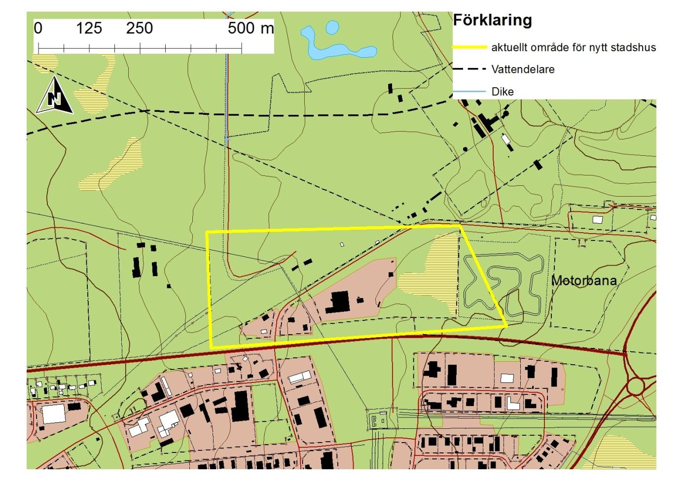 Figur 1 Översiktlig beskrivning av riktning för grundvattenflödet (blå pilar) samt vattendelaren i norr (svart streckad linje).