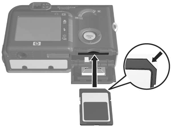 1. Stäng av kameran och öppna luckan till batteri/ minneskortsfacket på undersidan av kameran. 2. Sätt in minneskortet i det lilla facket ovanför batteriet.