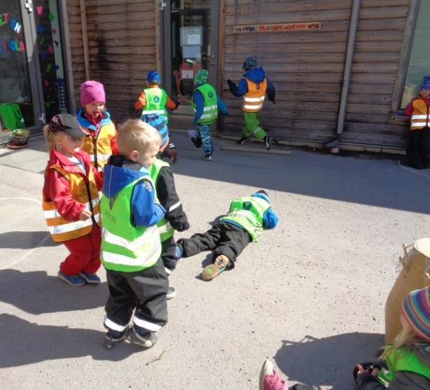 Om konflikt/kränkning uppstår Vi samtalar med berörda barn direkt då konflikter sker, lyssnar på alla inblandade parter och försöker få dem att förstå konsekvenserna av sitt handlade.