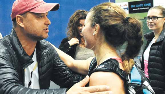 www.sport.sk TENIS 27 Natália Vajdová: Na Djokoviča nežiarlime Keď je so mnou na turnaji otec, je to iné. Vždy mám z toho radosť, lebo na tréningoch s ním sa toho veľmi veľa naučím.