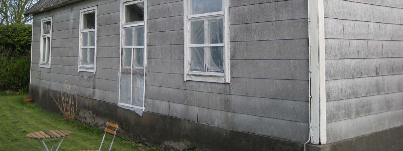 spröjsning. Även fönstret i västra gavelröstet är av denna mer sentida typ medan vindsfönstret där ovan är ursprungligt och försett med spröjs. Samtliga fönster och fönsterfoder är vitmålade.