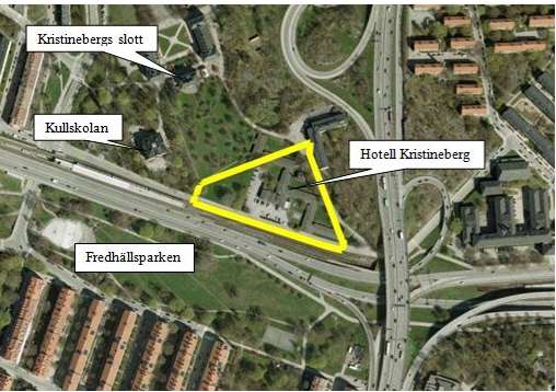 Planområdet ligger intill Kristinebergs tunnelbanestation och Kristinebergs slott Flygfoto över planområdet (gulmarkerat). Tunnelbanespåren och Drottningholmsvägen syns söder om Hotell Kristineberg.