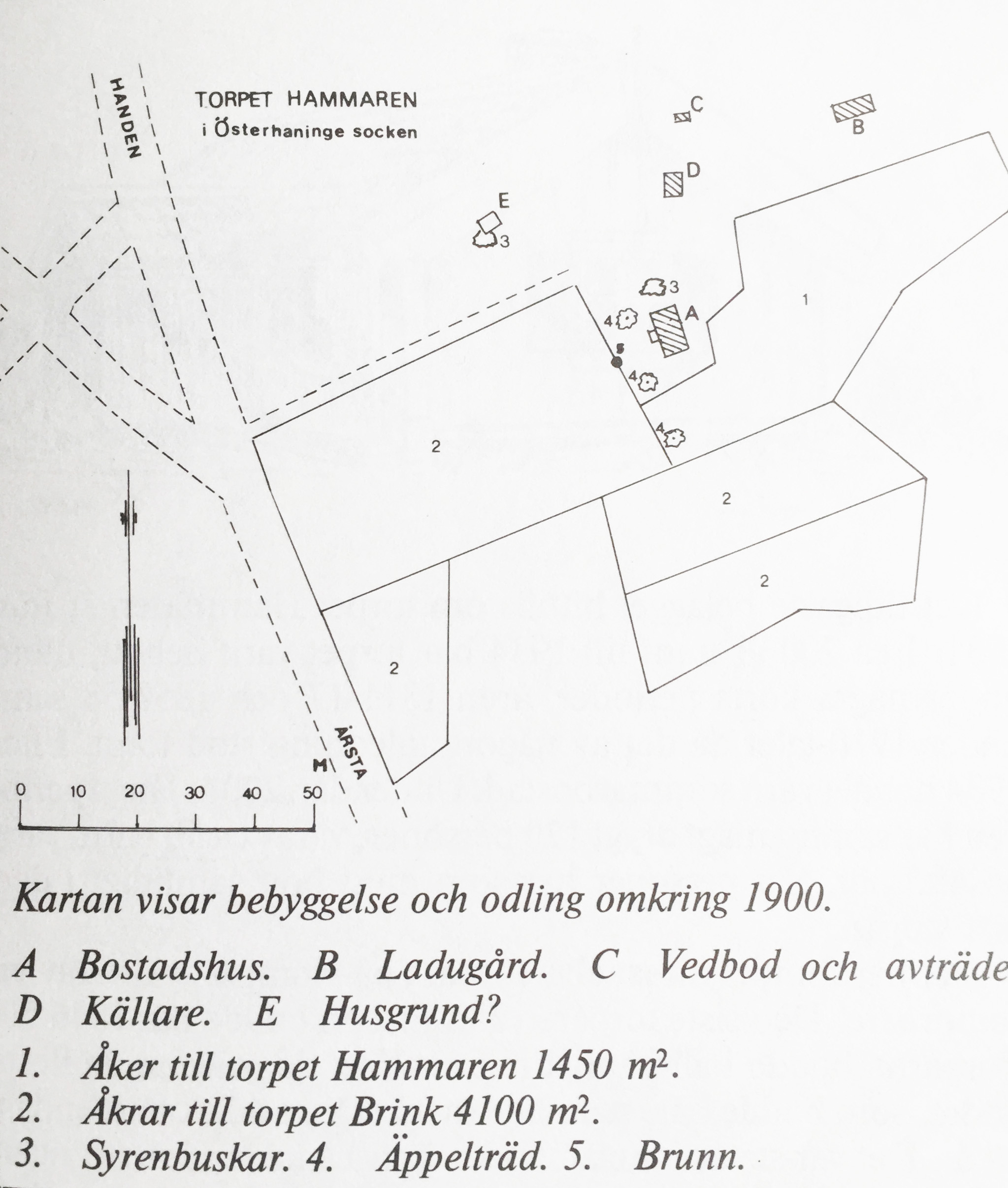 Vid skogsbrynet, nordost om torpstugan, ligger den lilla ladugården med lada i den bortre delen.