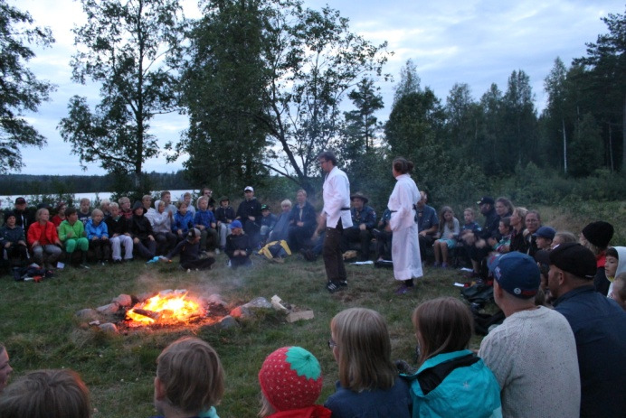 Avskedsfesten. Kvällen avslutades med ett Lägerbål i Viken.