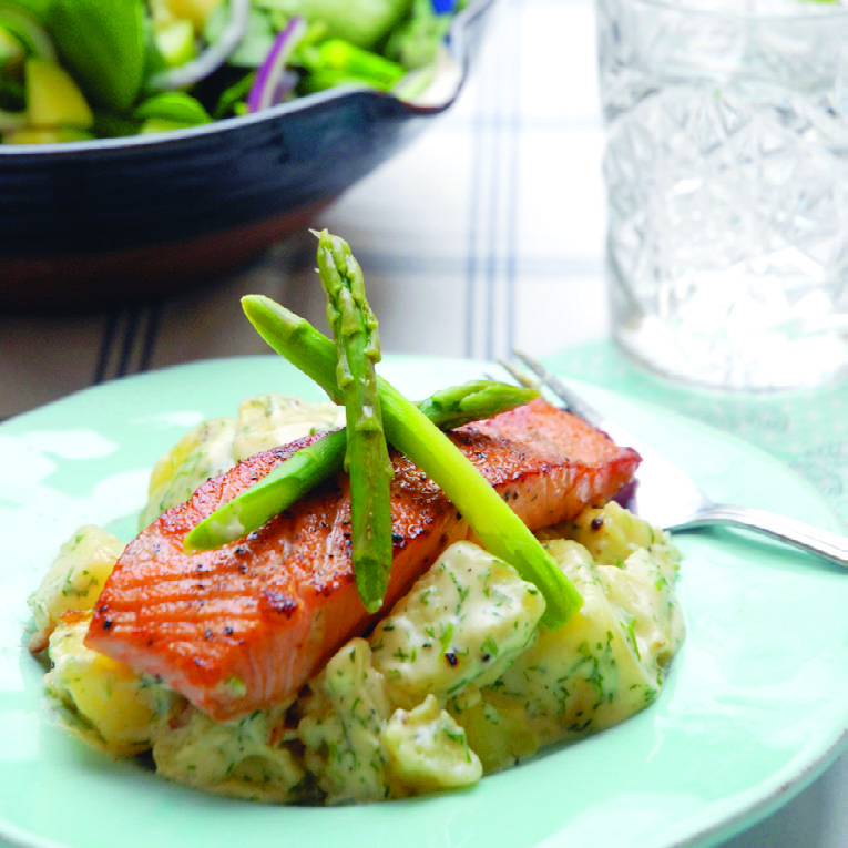 DILLSTUVAD POTATIS med stekt lax och äppelsallad Ca 3 min Lax Ca 600 gram tinad laxfilé Salt och svartpeppar* Olivolja och smör* Potatis 800 gram fast potatis 2 dl grädde 2 dl mjölk* 3 msk smör* 3