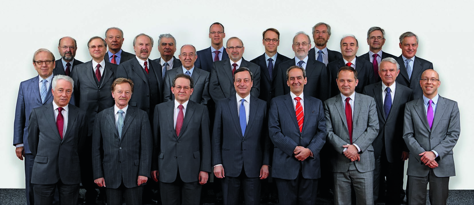 Främre raden (från vänster till höger): Carlos Costa, Yves Mersch, Vítor Constâncio, Mario Draghi, José Manuel González-Páramo, Benoît Cœuré, Marko Kranjec, Jörg Asmussen ECB-RÅDET Mellersta raden