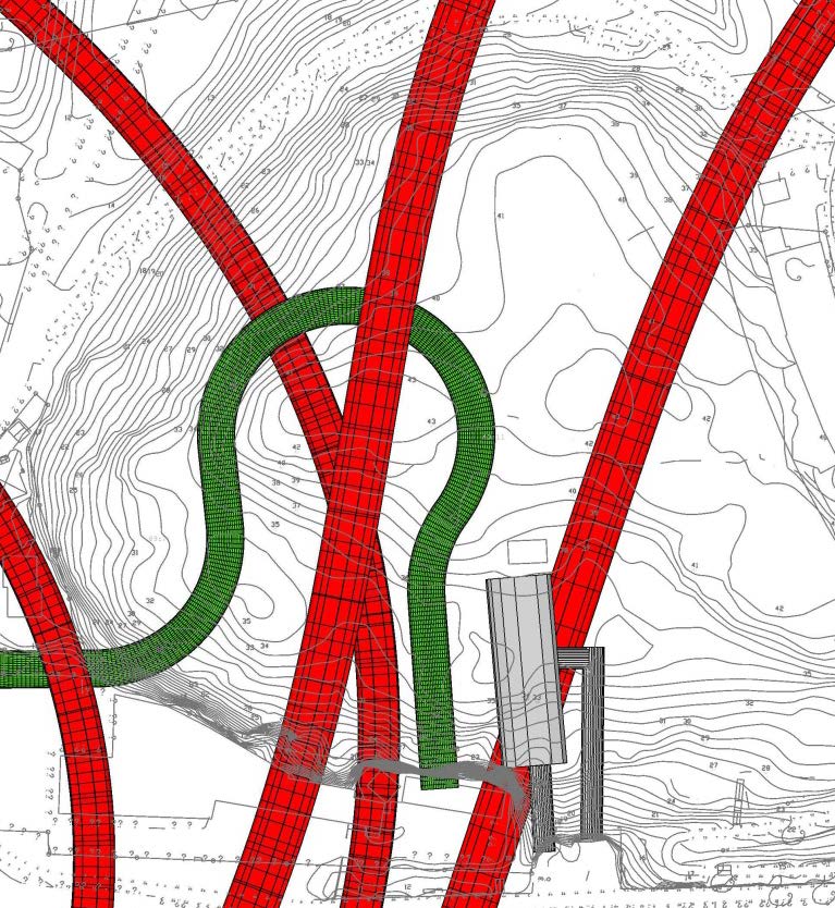 Figur 4: Befintliga och planerade anläggningar i området. Preliminär dragning av Tunnelbanans arbetstunnel i grön färg, Östlig förbindelse röd färg och befintligt bergrum i grå färg. 4.1 Bergrum med infart från Värmdövägen Det finns ett befintligt bergrum i närheten av placeringen för det planerade bergrumsgaraget, se grå markering i Figur 4.