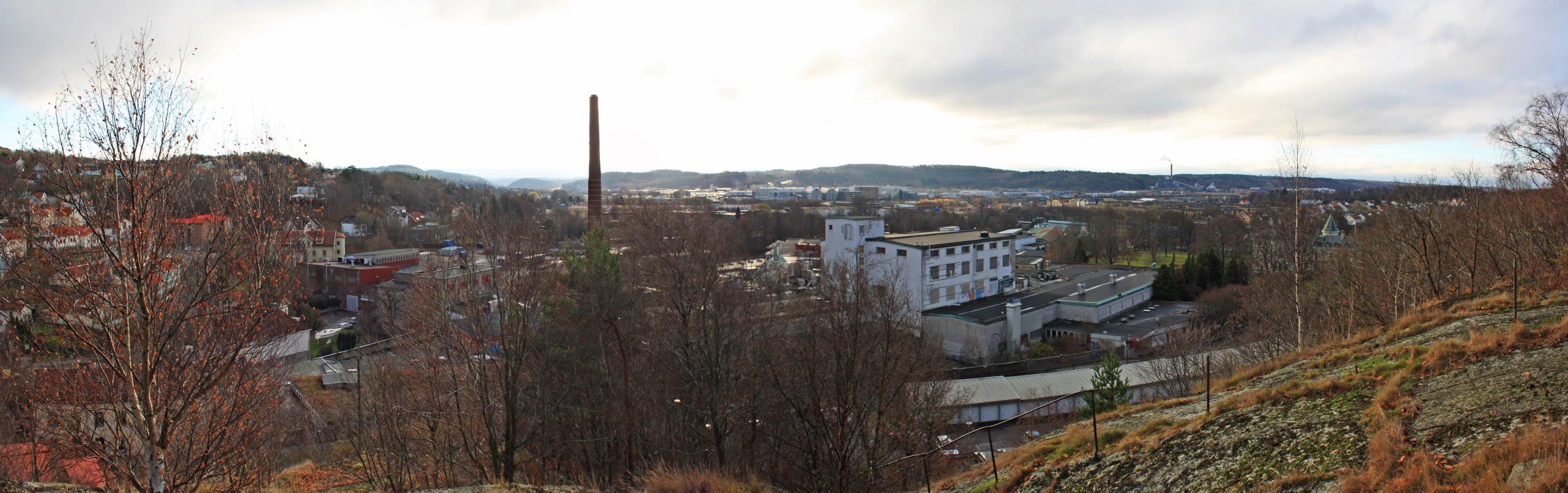 Beskrivning Miljön omkring det gamla bruksområdet präglas av stora nivåskillnader med berg som reser sig utmed Mölndals dalgång.