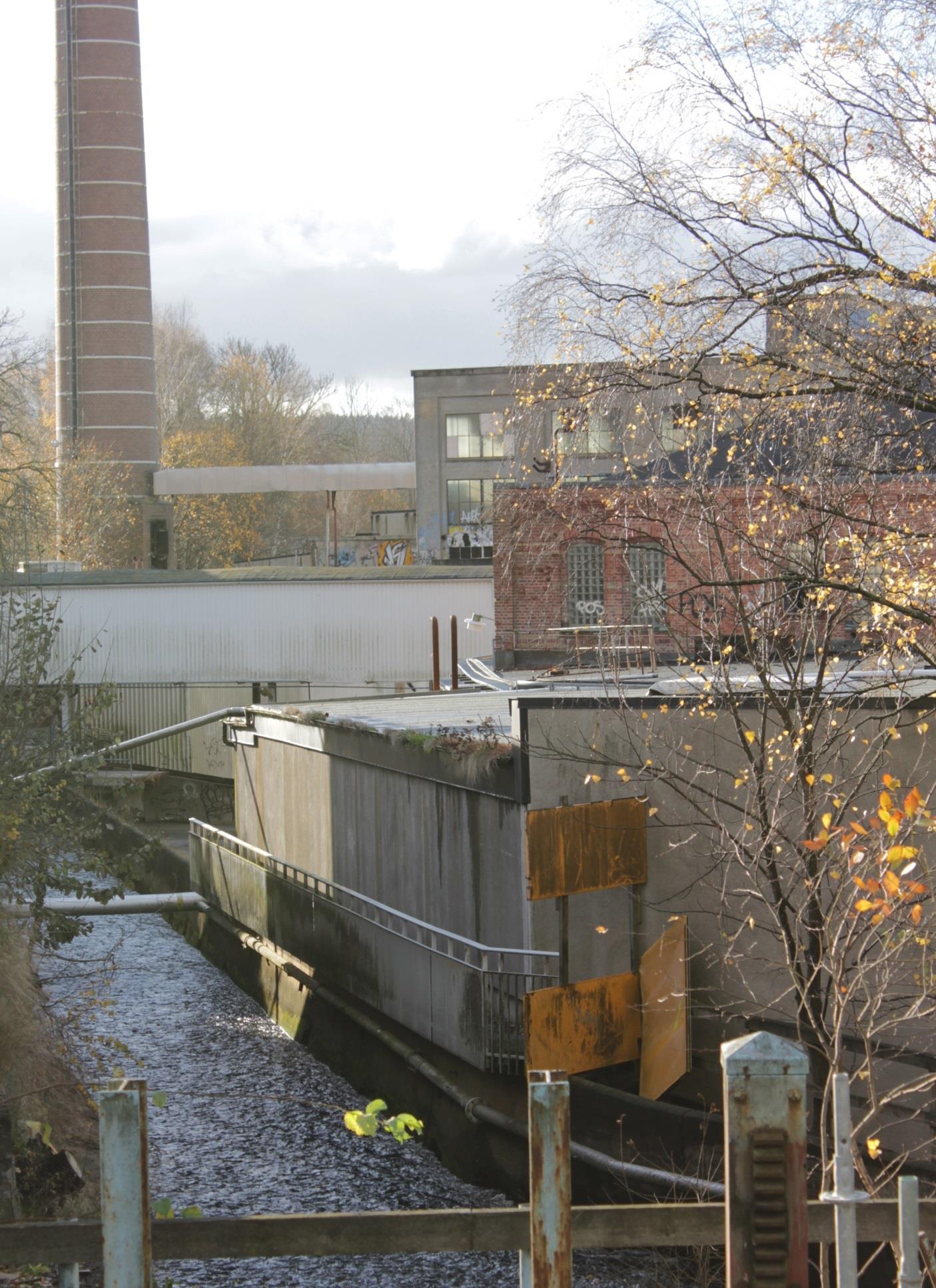Bild 14. Den täta bebyggelsen kantar forsen. Bild 16. Vy från Forsebron.