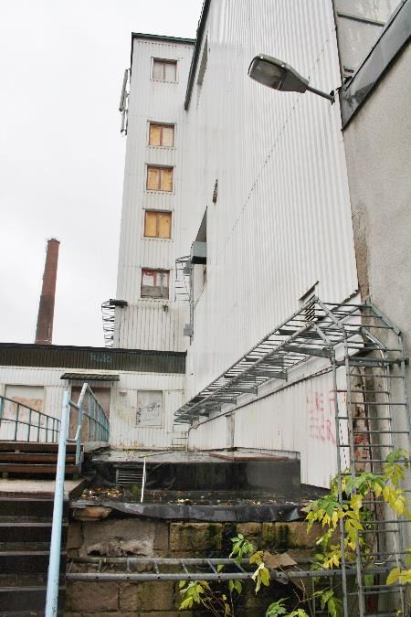 Beskrivning Exteriör Byggnad 6 utgörs av en rektangulär tvåvåningsbyggnad med plant tak och påbyggnad i fyra våningar mot norr. Fasaderna på den lägre byggnadsdelen är putsade och vitmålade.