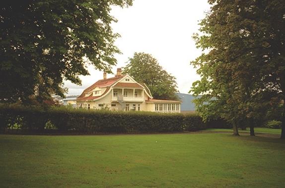 Byggnad 203 Tibellska villan Nämndemansgatan 11 Historik Uppförd mellan år 1899-1911 1896, året efter grundandet, satte Aktiebolaget Papyrus fart att uppföra bostäder åt sina anställda.