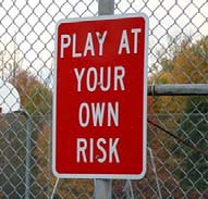 RISKHANTERING Risk Osäker händelse som om den inträffar påverkar projektet. Riskidentifiering Vilka risker finns och kan dom undvikas?