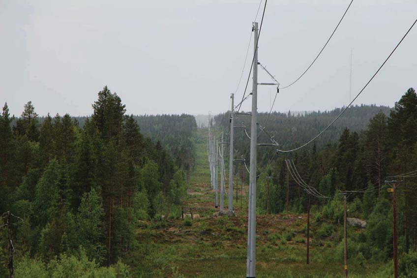 Gitterstolpar (fackverksstolpe) eller ostagade rörstolpar i stål, se figur 4, är två ytterligare exempel på hur en 130 kv luftledning kan utformas men även andra alternativ kan bli aktuella.