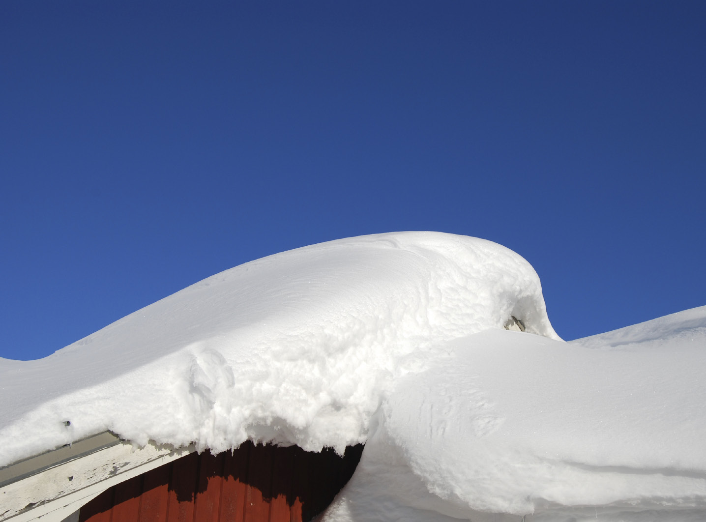 December Stort eget ansvar för att undvika att taket rasar in i vinter Förra vinterns snömängder orsakade tusentals takras på ladugårdar och ekonomibyggnader.
