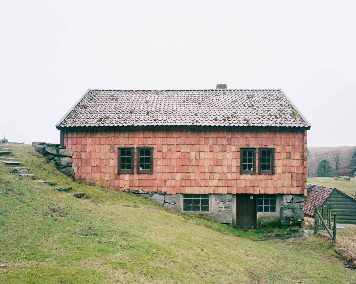 ARKITEKTURFOTO TIPS Vänta! På rätt väder och rätt ljus, det är det som gör bilden. Bestäm dig för vad i bilden du vill framhäva. Välj noga ut en vinkel som visar byggnaden från sin bästa sida.