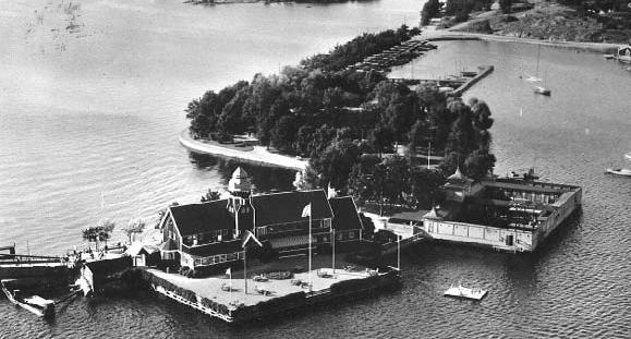 Förutom en brovaktarstuga revs alla byggnader, strandlinjen fylldes ut och en park anlades kring ruinen.