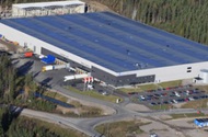Nybyggnad av logistikcenter i tallenområdet i Falun Förlagsystem AB Totalt med andra etappen ca 40.000kvm vitpigmenterad Teqbase/ Teqplan. Förhöjda planhetskrav. Etapp 2 färdigställdes under 2012.