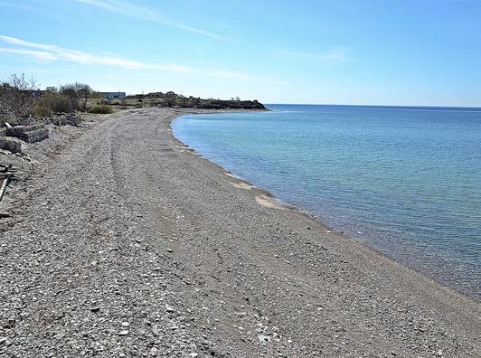 ALLMÄN BESKRIVNING Tillfälle att överta en av de vackra sjöbodarna i kalksten i anslutning till stranden i populära Djupvik. Arrendeavtal med kommunen finns, arrendet omfattar själva sjöboden.