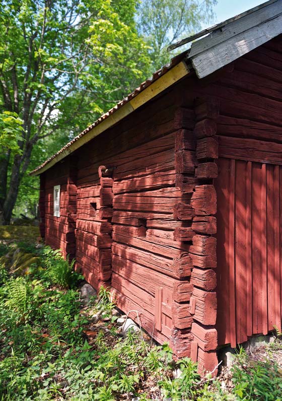 Gården, med sin vackra knuttimring i falurött, är byggd på 1700-talet.