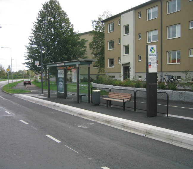 Spårvagnshållplats Plattformen på spårvagnshållplatsen är uppbyggd och möblerad på samma sätt oberoende av om spårvagnen går i gata eller på egen banvall.