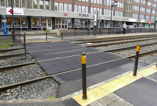Möblering på hållplatser Hållplatsutrustningen placeras i plattformens bakkant.