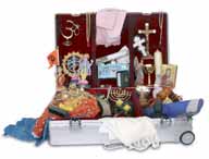 Resväskan är ett pedagogiskt verktyg som är till brädden fyllt med föremål och klädesplagg för de olika religionerna. Vi har så mycket att fira!
