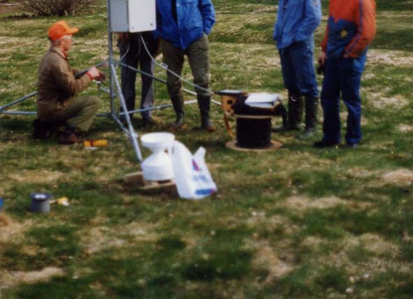 4 Installation av klimatstationen i Siljansfors den 8 maj 1989.