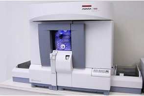 ADVIA 2120 ADVIA 2120 Automated Hematology Analyzer från Bayer AB är ett helautomatiskt instrument som utför flödescytometriska analyser av samtliga hematologiska parametrar av blodceller (se figur