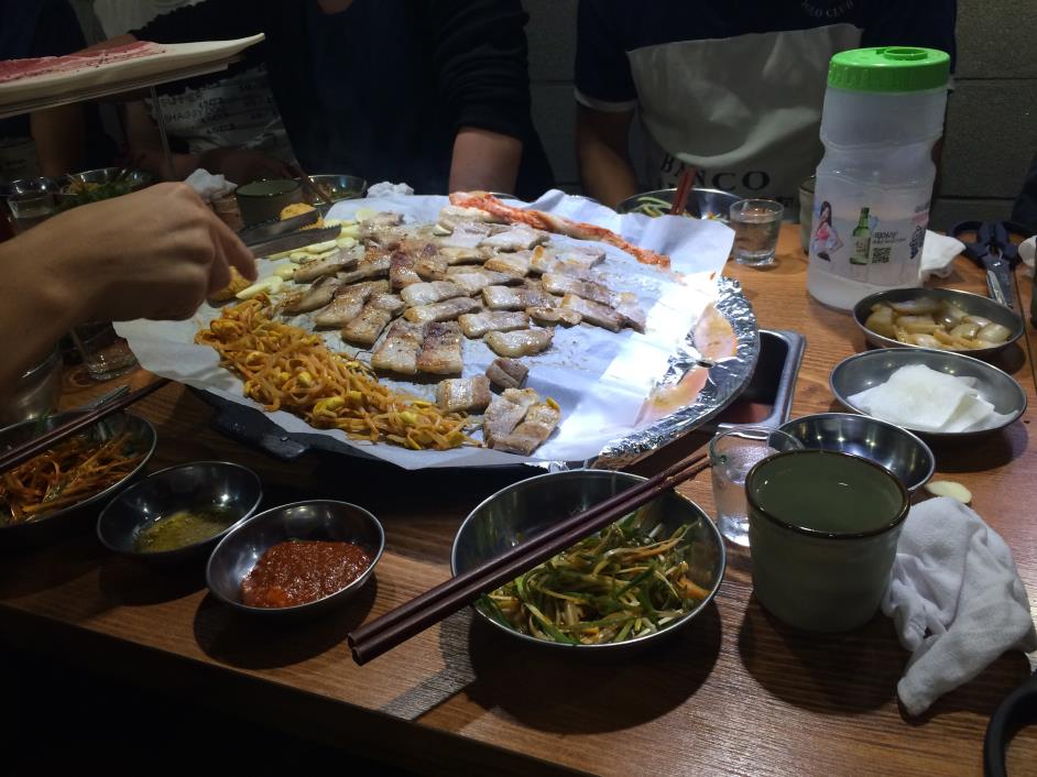 Avslutningsvis några bilder Bibimbap, typiskt koreanskt. Ris med olika toppning som man först rör runt (oftast serveras det med ett ägg på som gör allt kletigt) så allt blandas. Koreansk barbecue.