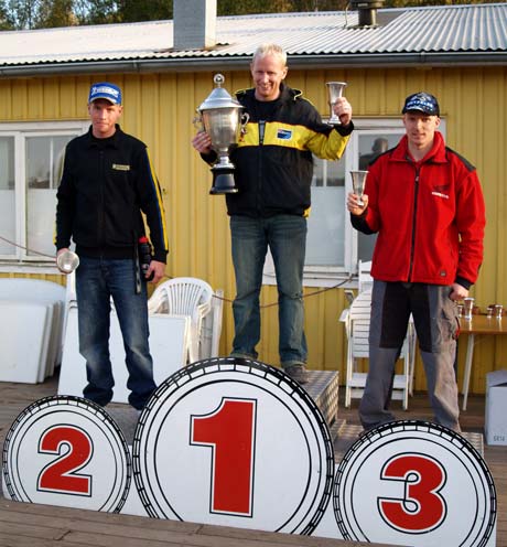 ENDURO NYTT Stadionenduron Årets tävling flöt på bra med få kullkörningar och fint väder. Det var lite frost på morgonen vilket gjorde banan och vägarna lite hala här och där.