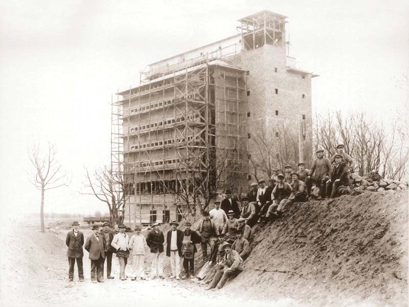 ETT EXEMPEL PÅ BEVARANDE MED NY FUNKTION Lagerhuset i Eslöv Lagerhuset i Eslöv under uppförandet på 1910-talet. Källa: www.lagerhuset.