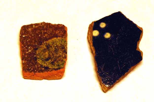 Fig. 17. Flintan som hittats av Alva Söderström, Böle i bäcken intill utredningsområdet. Fig. 18. Rödgods från schakt 8. Mynningsbiten från ett fat, glasyren har delvis spjälkats av. Storlek ca 5 cm.