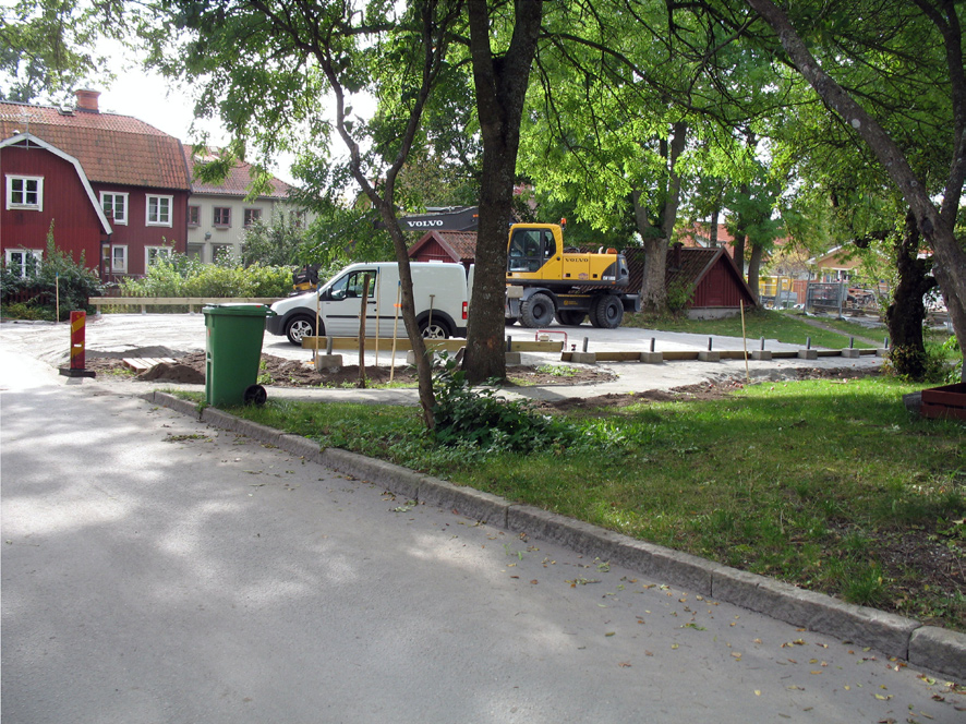 Staty I samband med att en staty skulle sättas upp vid en av grusgångarna i parken i kvarteret Humlegården utfördes en mindre arkeologisk undersökning av kulturlager den 22-24 oktober 2008 (figur 2,