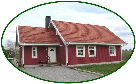 Hästgård 10 ha Högt och vackert belägen gård om 10 ha i byn Harshult. Bostadshus i bra skick uppfört 1999, 4 r o k. Ladugård med 4 hästboxar och lösdrift för får.