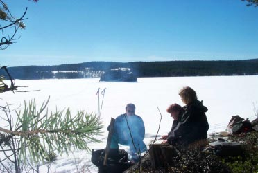 HÄLLBILDERNAS STIL & RUMSLIGA FÖRDELNING Fig 2. Det mäktiga blocket i Storsjön i Anundsjö sn kallas Botilstenen och bär en av de under 1990- talet nyupptäckta hällmålningarna (foto: förf).