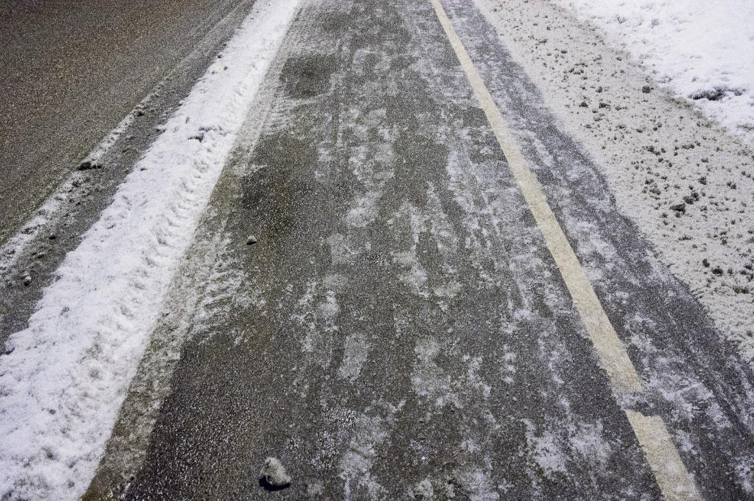 Saltlösning inte alltid tillräckligt Vid snöfall späds saltlösningen ut, med risk för att halka uppstår Risken ökar