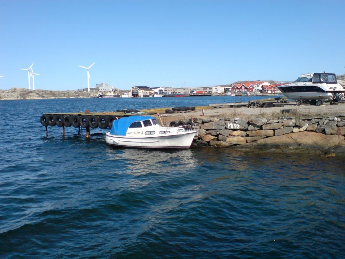 (9) I mrådets nrra del har berg i dagen påträffats både vid bryggans nrra sida (se bild 3 & 9) samt under den befintliga byggnaden i nrr (se bild 8).