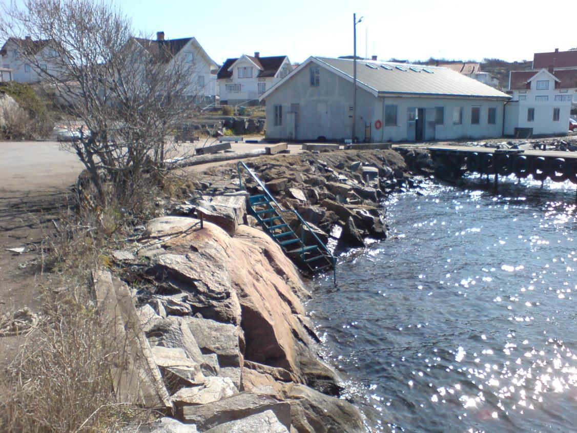 6 (9) Bild 3. Berg i dagen samt utfyllda massr i mrådets nrra del. Vy åt sydst. Fyllningens sammansättning är ej känd men bedöms främst består av sten- ch blckrikt krssmaterial.