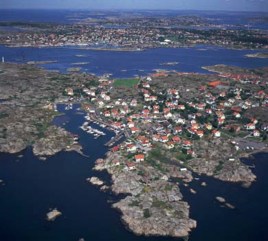 I Sverige har vi haft ett en möjlighet att införa strandskydd sedan 1952 års strandlag. Huvudsyftet var att garantera allmänhetens tillgång till stränderna enligt allemansrätten.