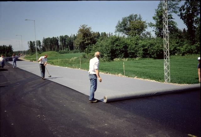 Asfaltlagren lades med en konventionell asfaltutläggare och packningen utfördes med två statiska trevalsvältar. Provtagning visade på normal avvikelse för bindemedelshalt och kornkurva.