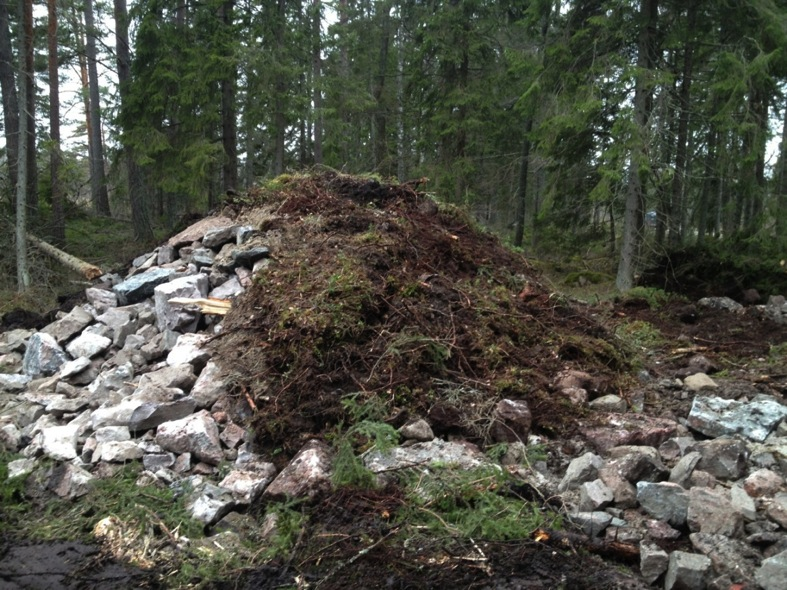 Figur 11. Exempel på konstruerad övervintringsplats i en större modell. Grodhotellen som konstrueras i aktuellt område behöver dock inte vara lika stora.