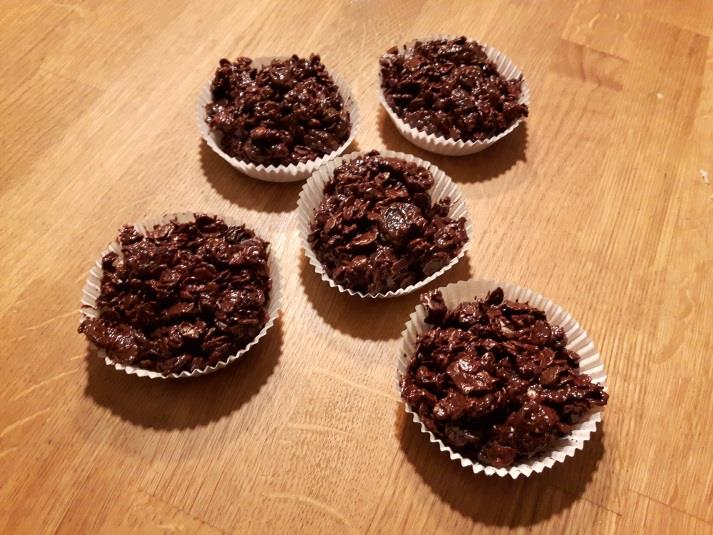 recept Recept Energikaka 5 portioner Smält 100 g choklad på låg värme i en kastrull tills det har smält.