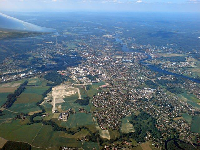 Flygplanen kommer vanligtvis upp i luften med hjälp av flygbogsering, där ett motordrivet flygplan ställs upp framför segelflygplanet på flygfältet och flygplanen kopplas ihop med en lina.