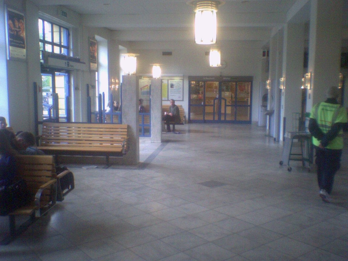 3.1 Linköpings centralstation Linköping har en relativt stor järnvägsstation med en busstation i anslutning, även en taxiparkering i närheten finns att tillgå.