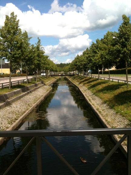 Gång- och cykel Förutom gång- och cykelvägarna längs Sandsbrovägen finns det idag en gång- och cykelväg längs västra och södra sidan av Kungsmadsskolan.