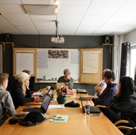 FilmCrew-utbildningen Fårösund FilmCrew är en 2-årig yrkesutbildning där du jobbar med skarpa produktioner och får en inblick i film- och TV-branschen. Utbildningen tar in ansökningar vartannat år.